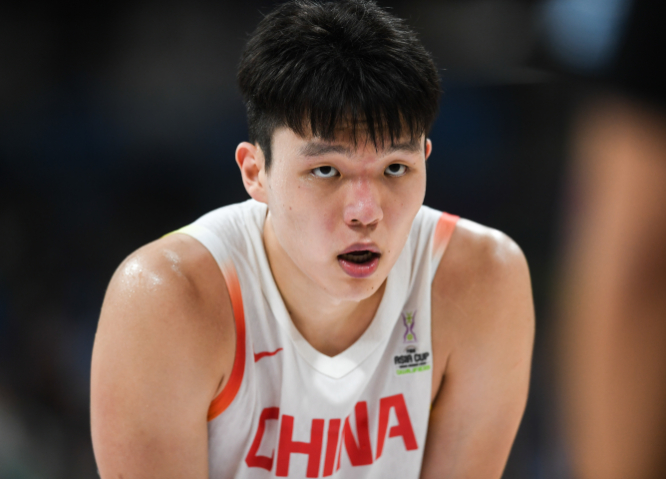 昨日下午，杨瀚森出现在国信男篮俱乐部训练基地进行恢复训练，并接受了记者采访。按照
