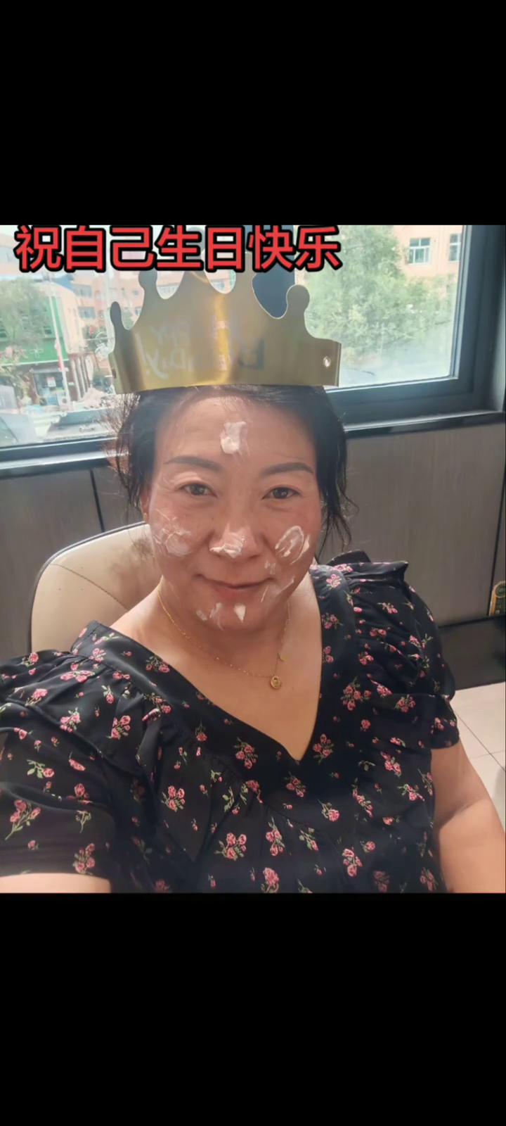 今天是个好日子，祝自己生日快乐。往后要多爱自己一点，不慌不忙，不急不躁。在烟火日