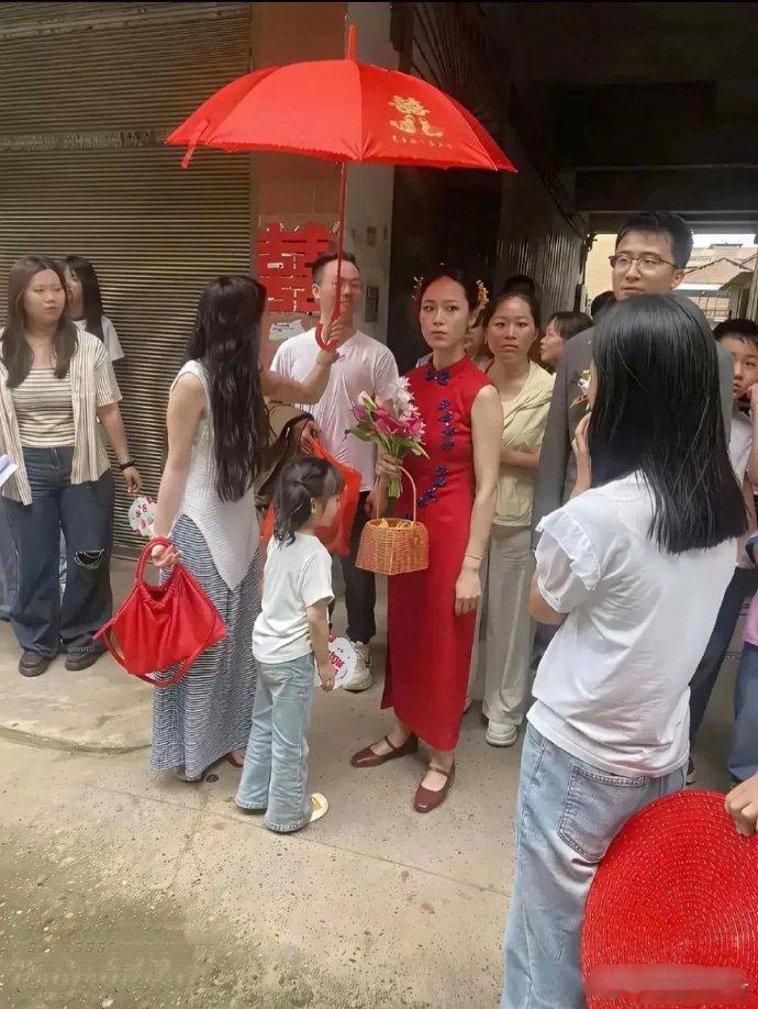 瞧这气场，行事果决，目光坚毅，仿若无畏前行的孤狼。举手投足间尽显果敢，眉宇间藏着