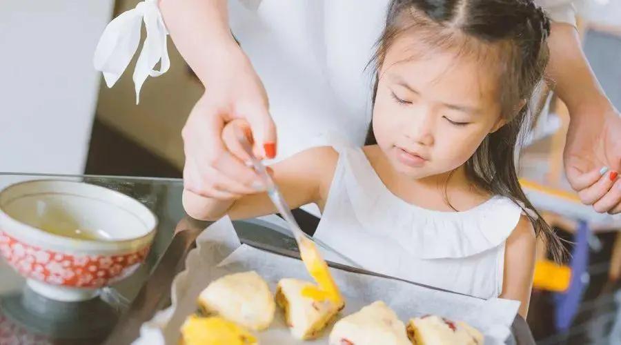童年禁零食的孩子，长大后如何？结局引人深思

关于孩子吃零食的问题及家长应对策略