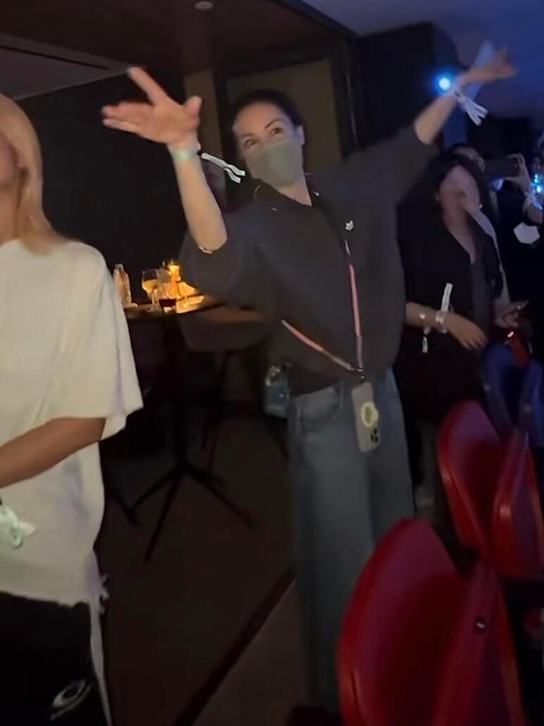 王菲果然还是来了谢霆锋演唱会！ ​​​