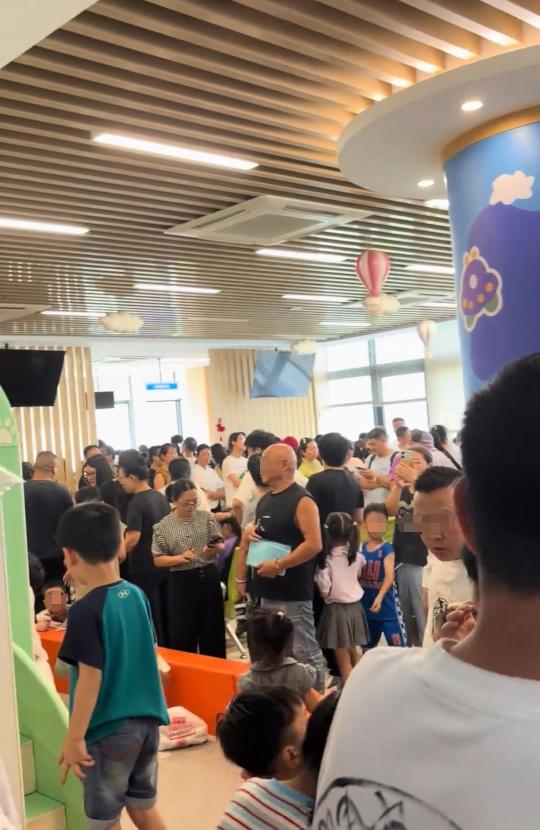 【温州免费流感疫苗现场挤爆了】今年温州首次把义务教育中小学生纳入免费接种，60周