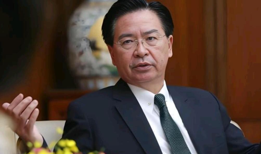 “台独”顽固分子吴钊燮出来放话了！7月6日，岛内所谓的“国安会”秘书长吴钊燮放话
