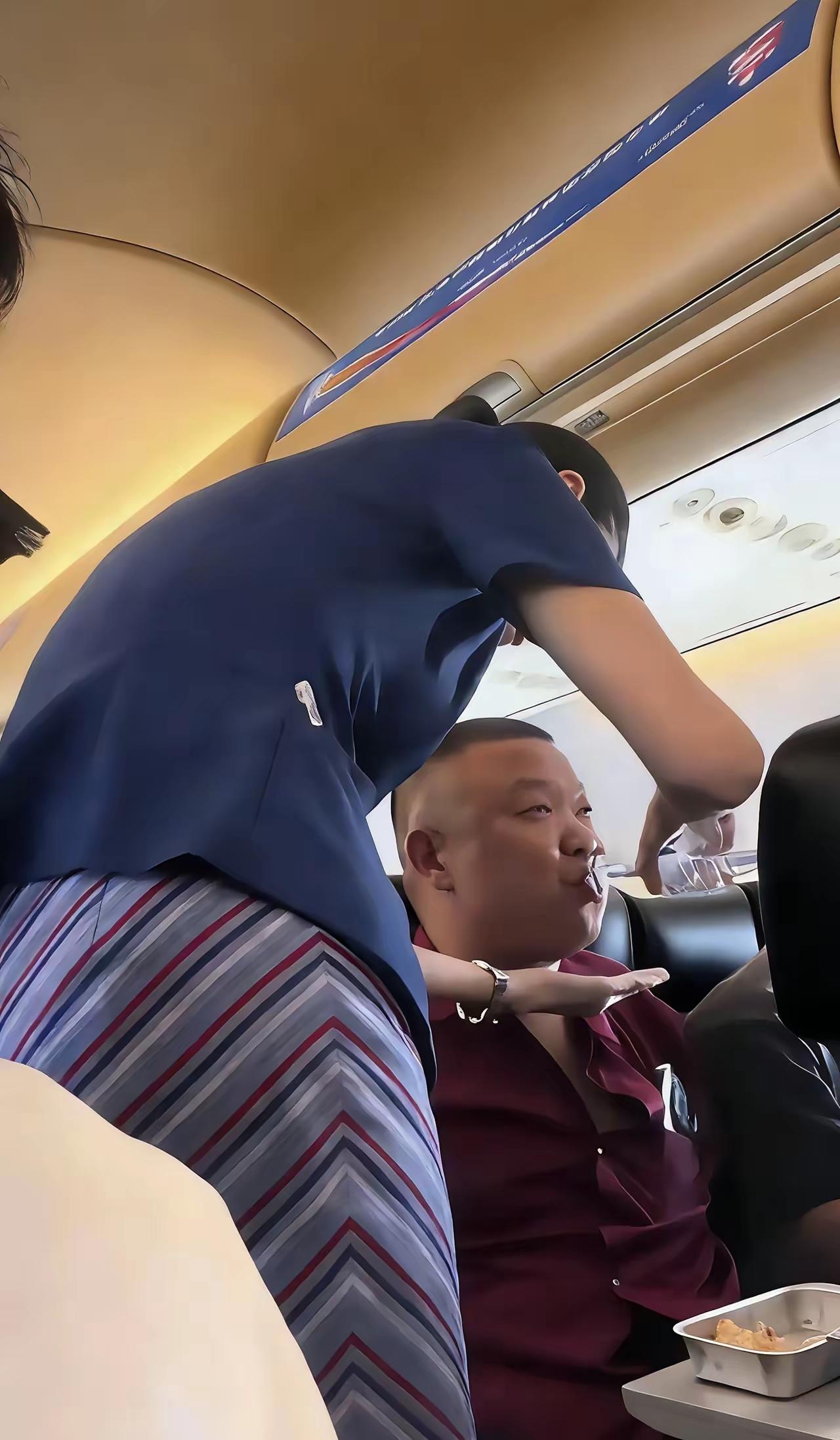 这位乘客，可能是不能自理的那种吧，连吃饭、喝水等吞食行为，都有空姐全程在服务喂食