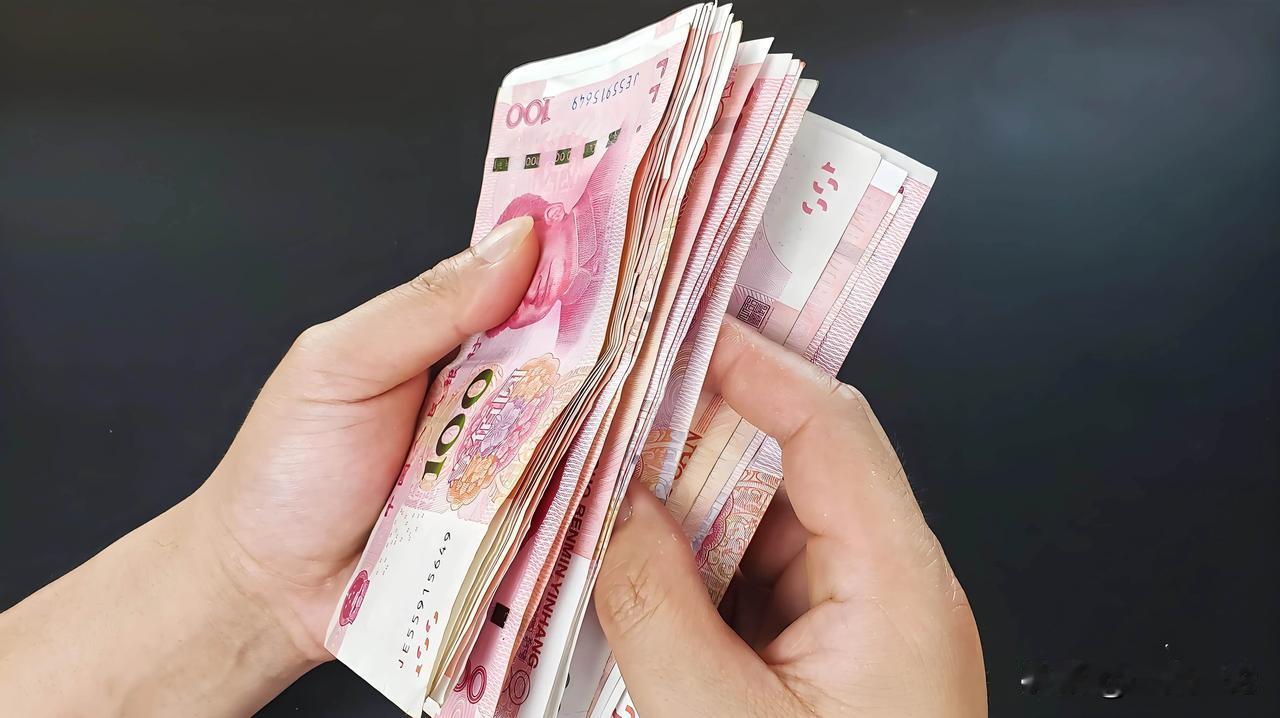 江苏南京，一好兄弟管男子借钱，男子手头也不宽裕，但不借又觉得面子过不去，他就打脸