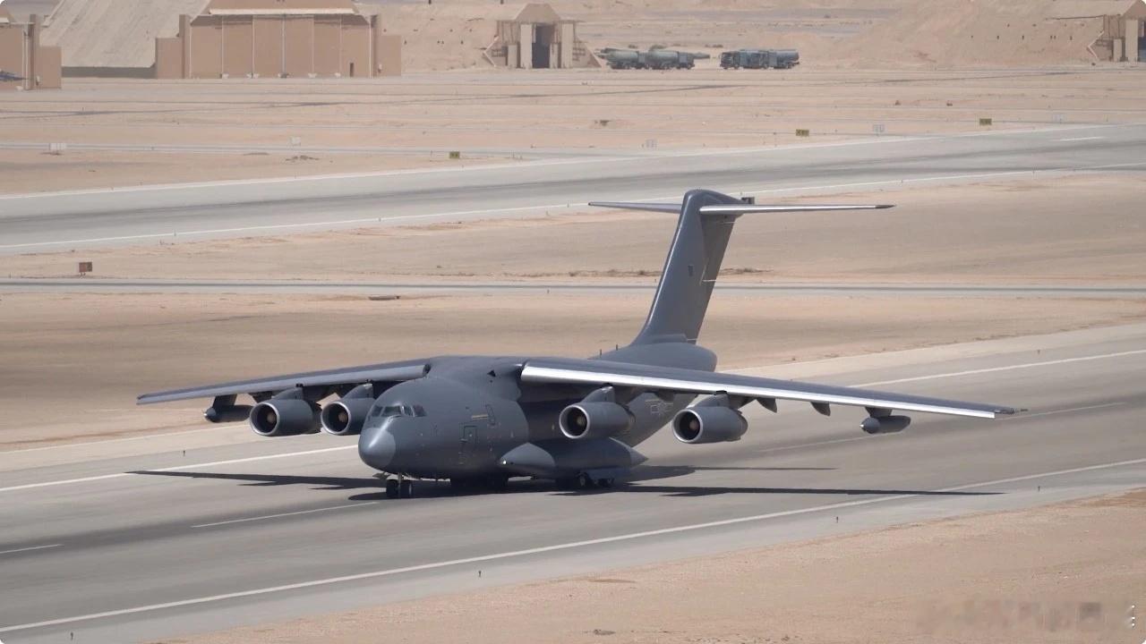 中埃两国空军在埃及空军某基地组织代号为“文明之鹰-2025”的空军联合训练，当地