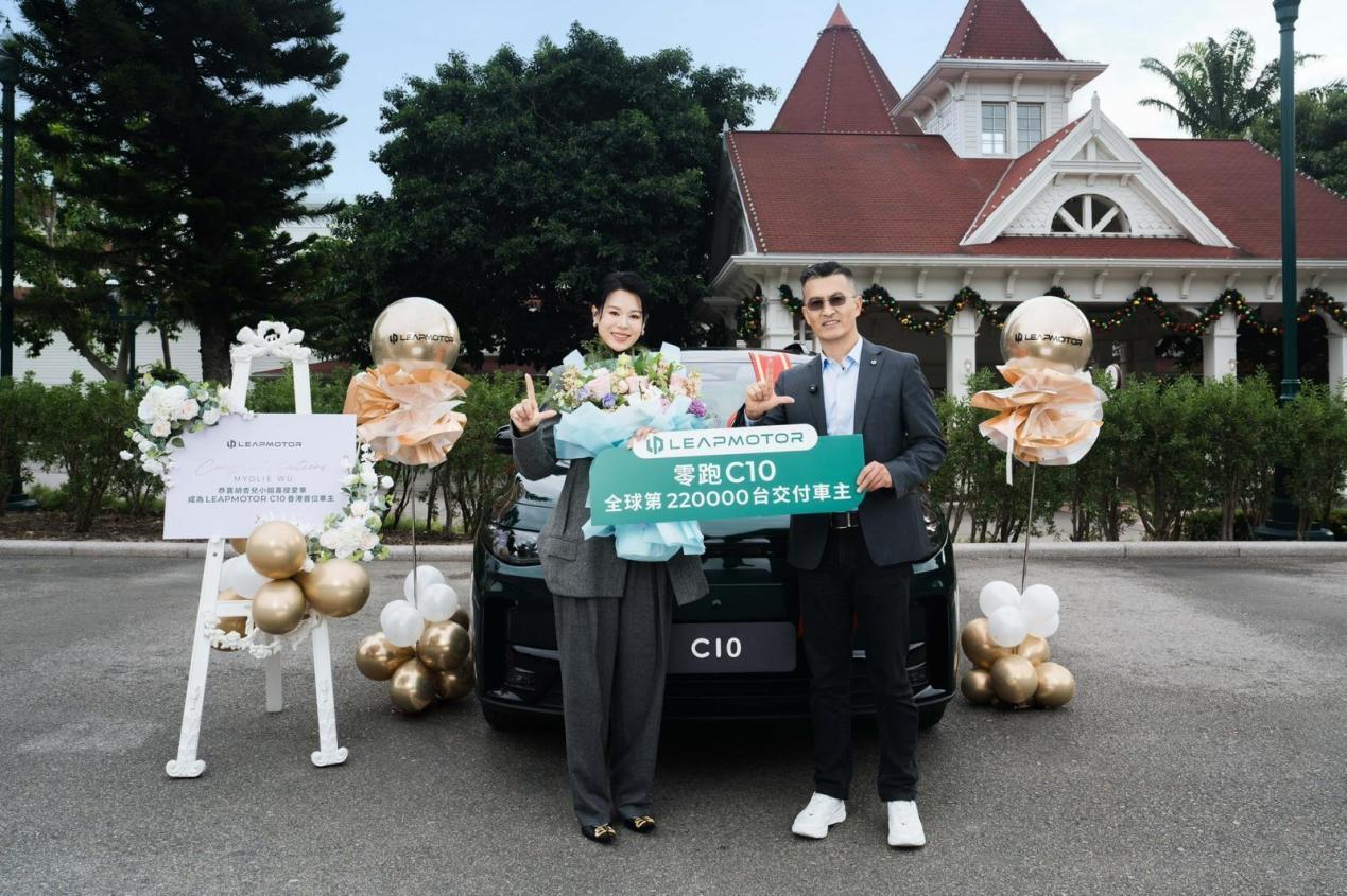 零跑C10香港首批车交付，知名演员胡杏儿成为首位车主。
 
12月14日，香港首