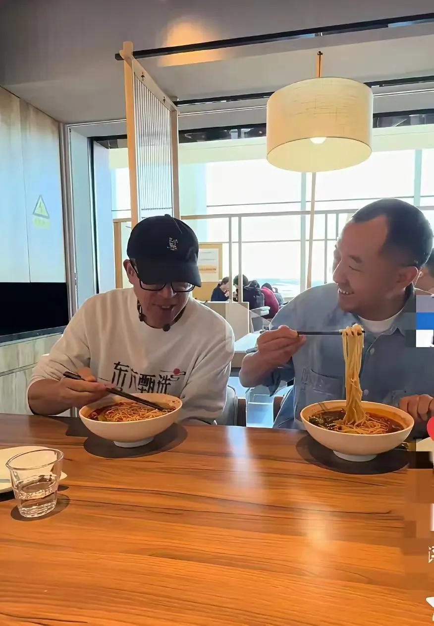 俞敏洪一年给陈行甲150万，现在可能后悔了。

不是老陈不值这个钱——而是老板开