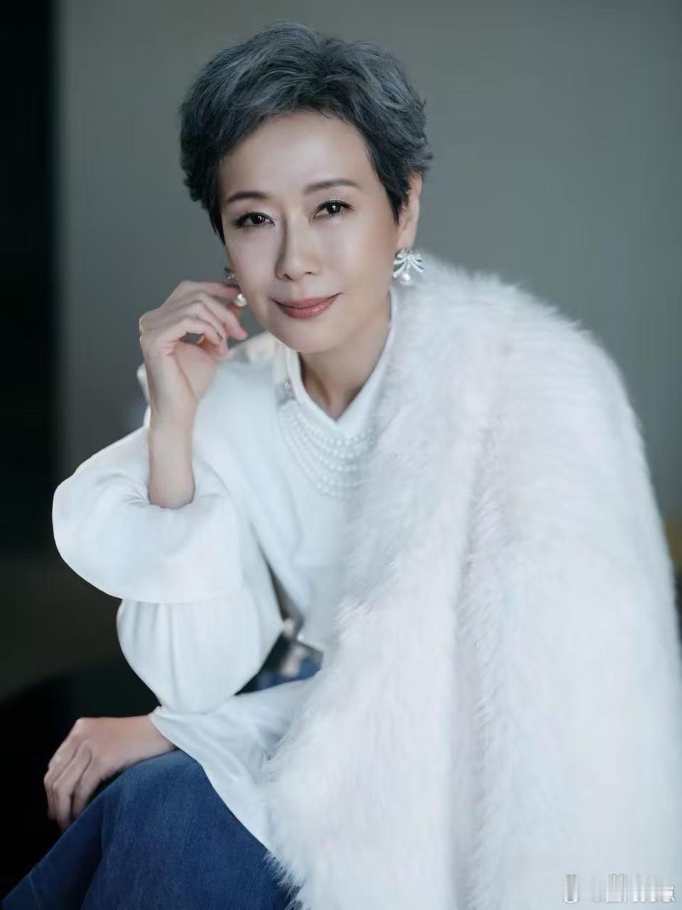 叶童的老年穿搭太圈粉！白色毛绒外套搭配衬衫与牛仔裤，简约造型自带贵气感，优雅惊艳