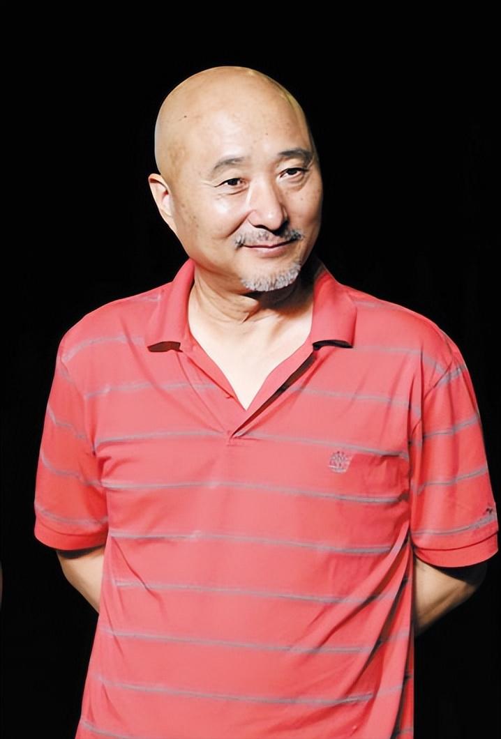 主持人，鲁豫，问陈佩斯，你看自己的小品吗，会哈哈大笑吗。陈佩斯说，我看呀，有时候