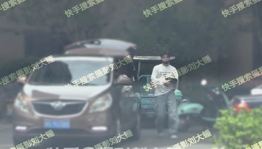 #何与刘些宁亲亲##何与刘些宁住一起# ​​​