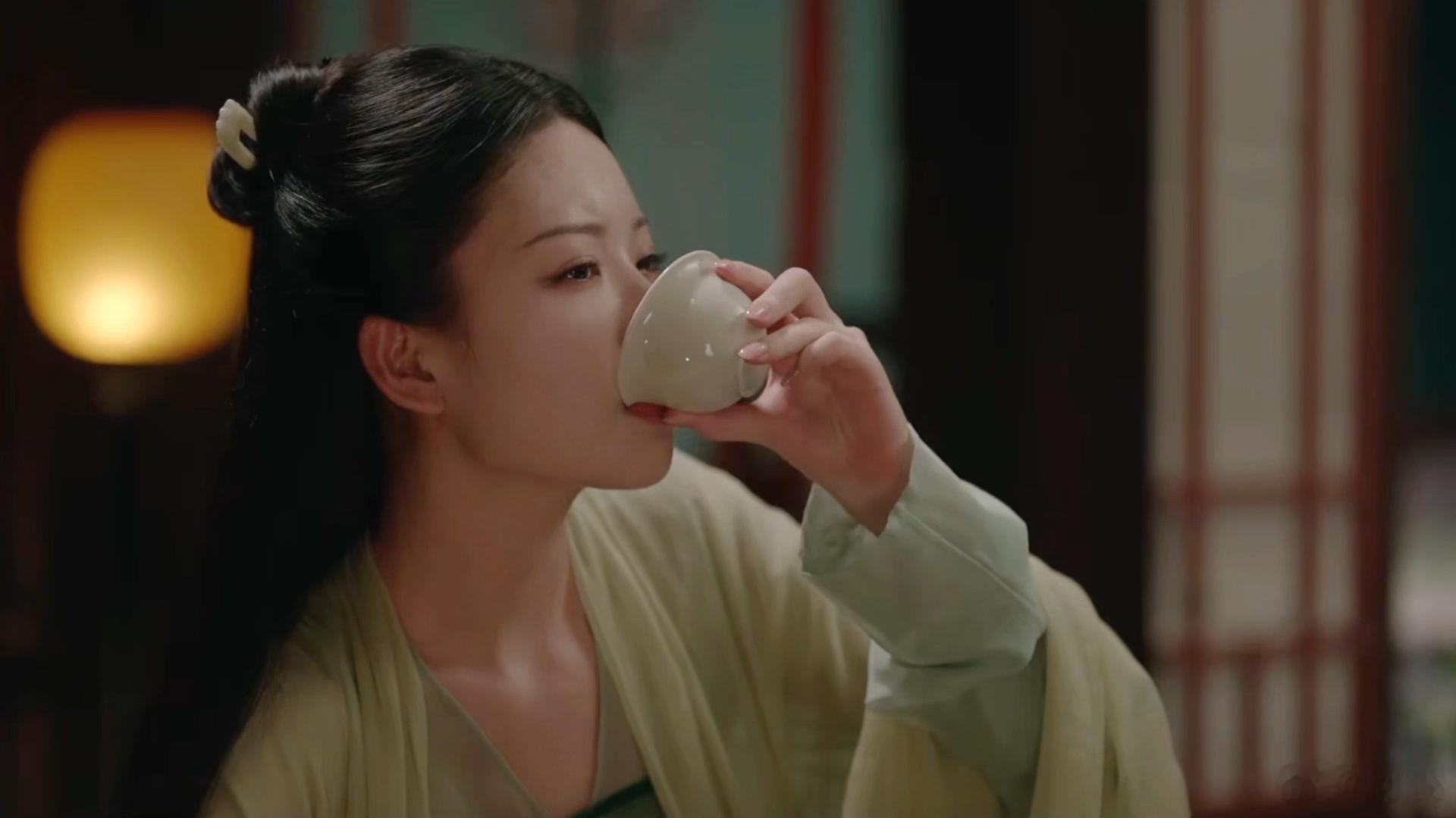 倪妮系小花后继有人我勒个豆，这侧脸杀我！莫离女二是有点东西的，清冷又带点妩媚，难