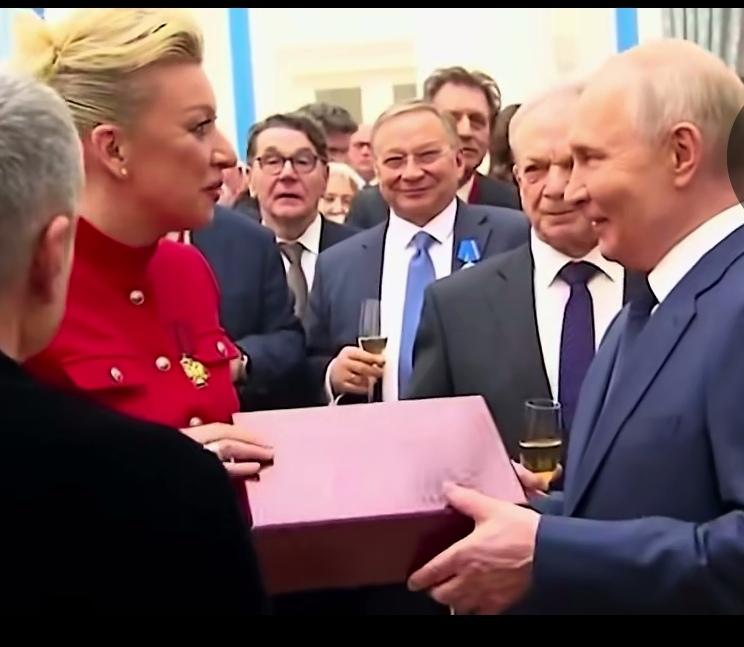 普京给美女送首饰，美女受宠若惊。普京太多情，一会对美女笑嘻嘻；一会一声“兄弟”泪