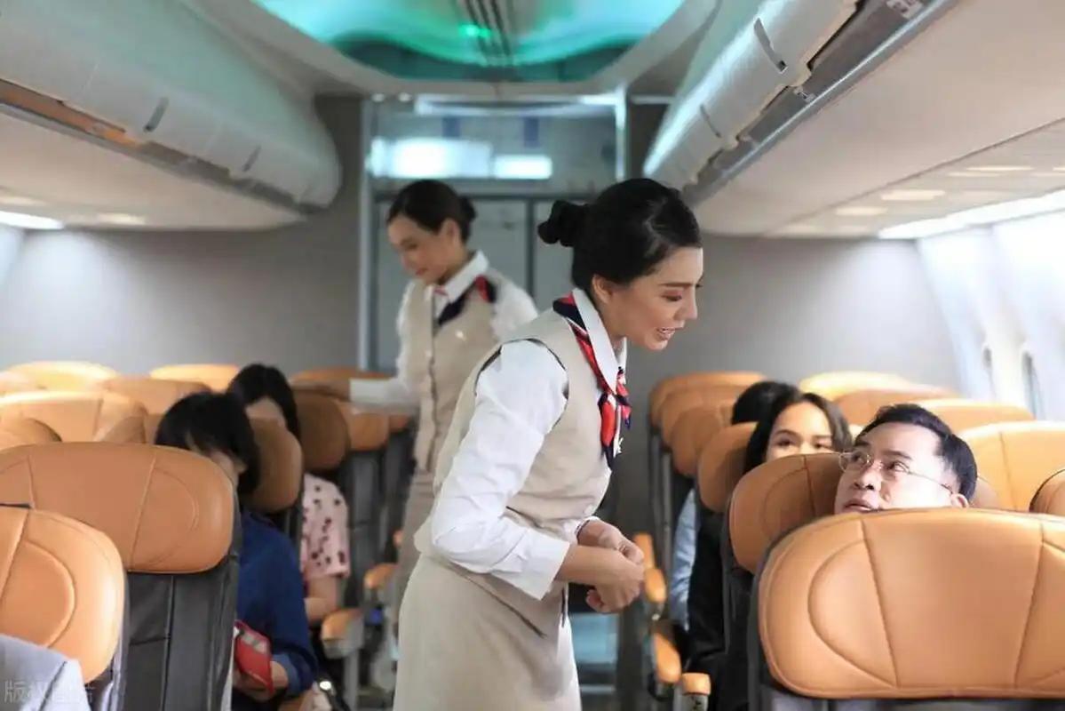 把空乘简单理解成“服务员”，很容易忽略这个职业最核心的一层，这段经历里最值得讨论