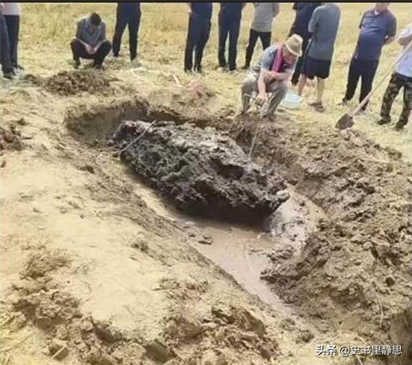 前一天还是平整的庄稼地。一夜雷雨，河北安平一块农田里凭空多了一块1.8米长的怪石