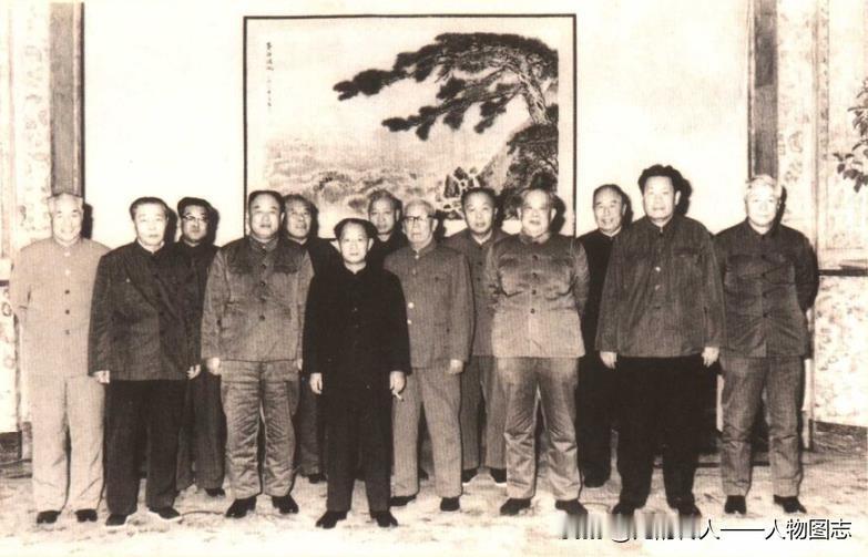 1981年胡老(前左四)在沈阳视察工作时与辽宁省部分领导合影。前左五为黄欧东。