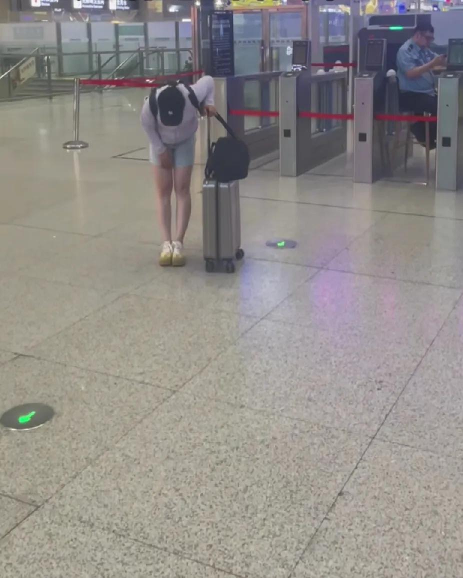 辽宁，一名女孩去大学报到，妈妈目送她进站，本以为女儿会径直走下电梯，哪料，她突然
