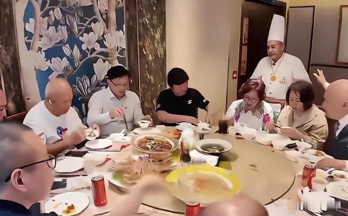 为什么97岁的千亿豪门大家长，会去捧场机车网红张雪的交车饭局？

原因很简单。
