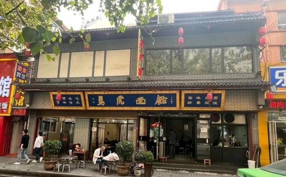 西安饺子馆生意走下坡，老板把瘸腿姑娘叫进后厨，姑娘以为要被开除，没想到结局直接看