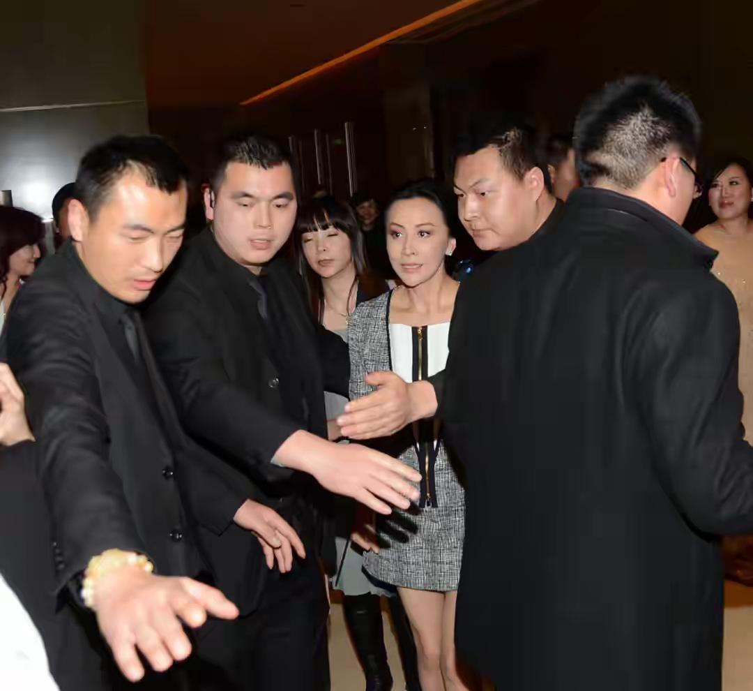 这是哪位明星气场这么强大，有这么多的安保人员