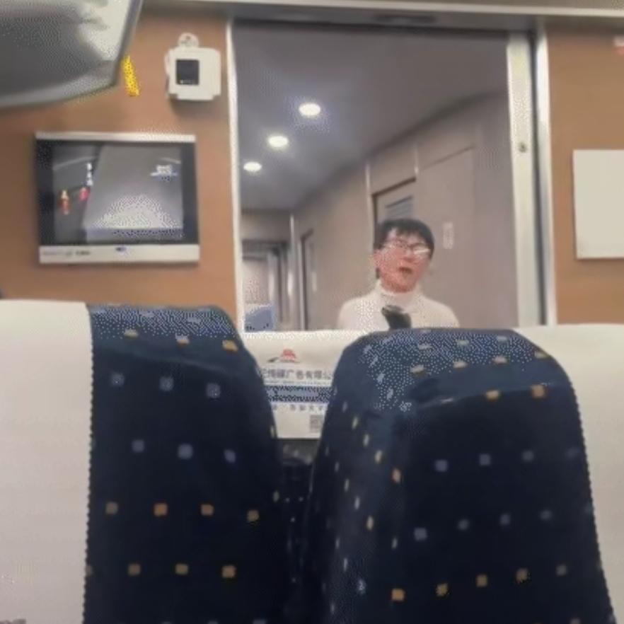 你能想象吗？一女子坐高铁，全程埋头玩手机，等回过神来，居然坐过站了！更让人惊掉下