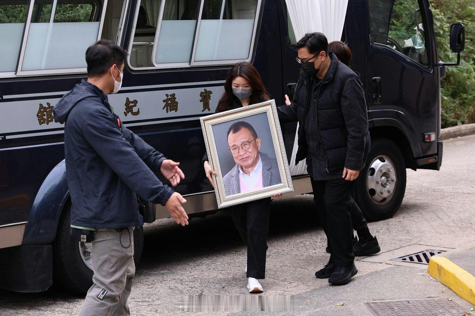 许绍雄出殡｜女儿许惠菁捧遗照流露不舍之情   佘诗曼强忍泪水 | 香港01 香港