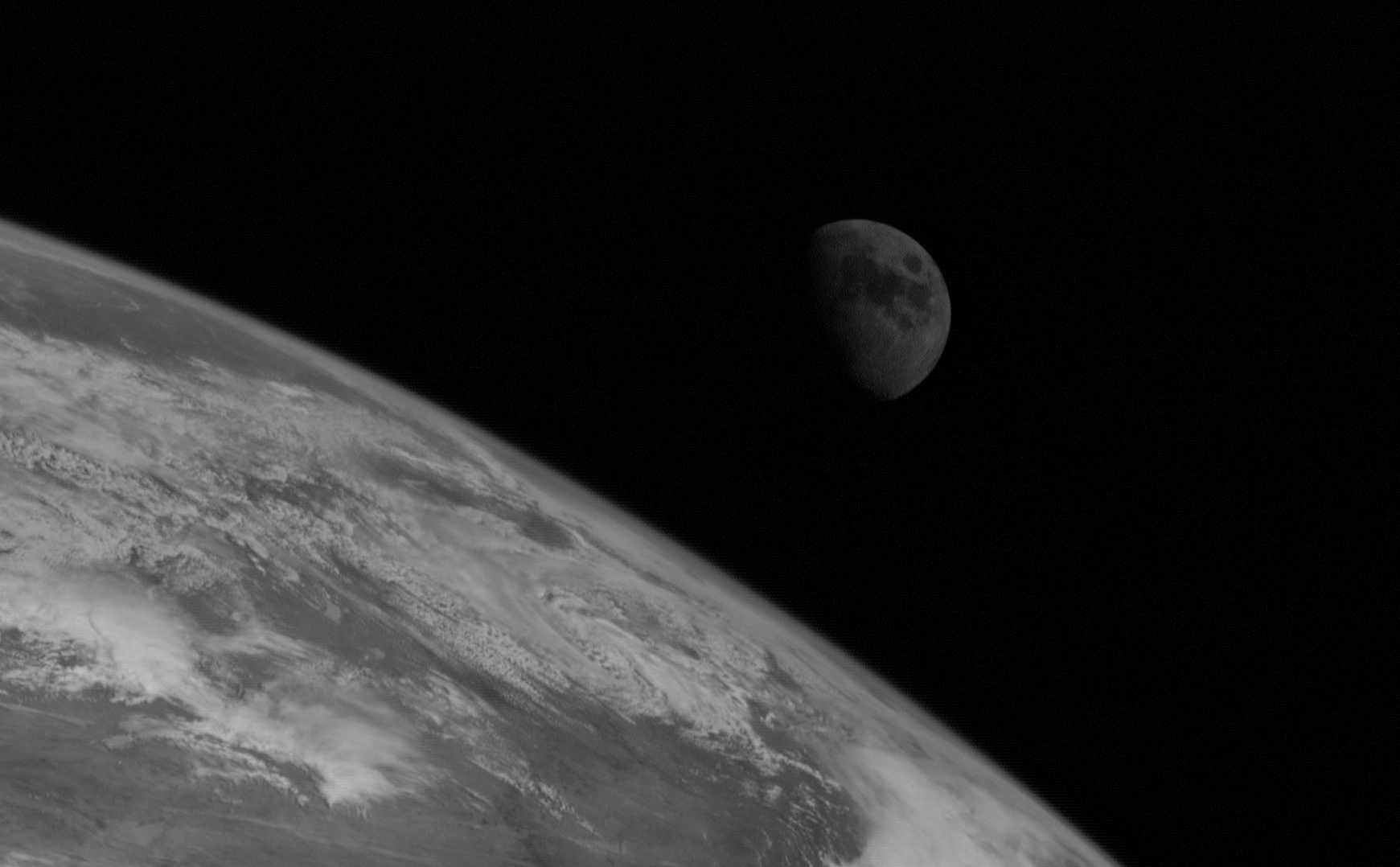 风云二号 H 星在北京时间 2026-04-26 11:00 拍摄的地月同框合影