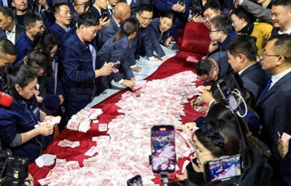 别人年会抽奖送手机、发购物卡，他却把成堆现金直接搬上台。更让人没想到的是，这不是