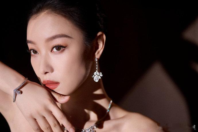 倪妮为什么不抢C位 这种松弛感真的很难得。在喧嚣的环境里保持一份清醒和淡然，不急