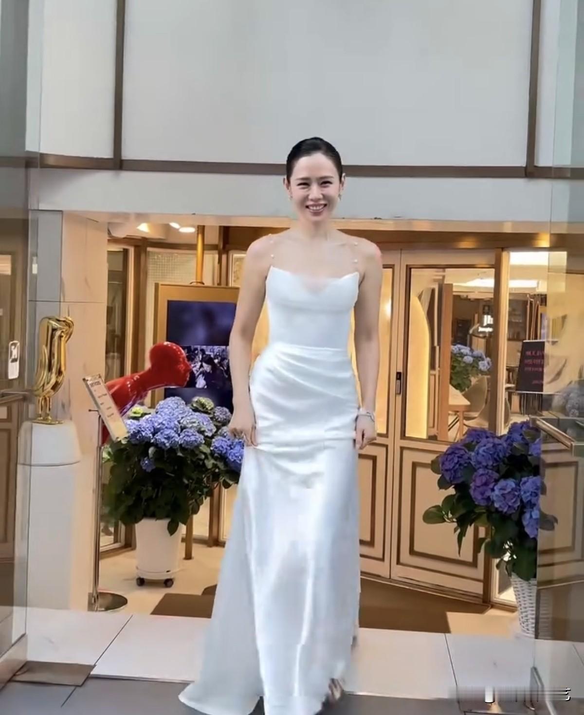 9日，演员孙艺珍在Instagram上发布了照片，并配文：“为了穿上这条裙子，你