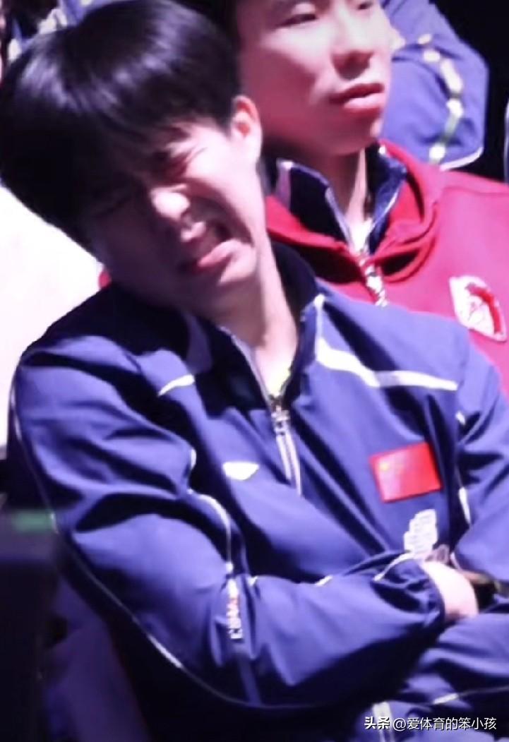 无意间又刷到了重庆冠军赛场边的一段短视频，当中的几个镜头，给人留下深刻印象，本人