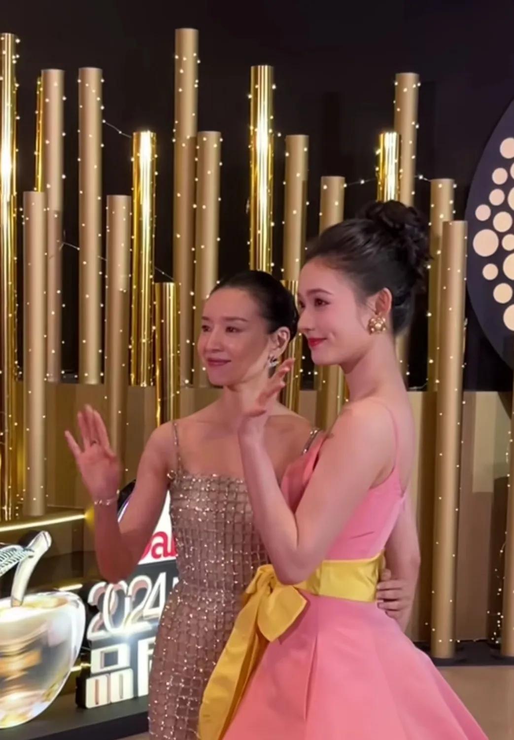 电视剧品质盛典董洁和林允同框，两个人都好美好气质啊！骨相都很绝 不过董洁拥有了一