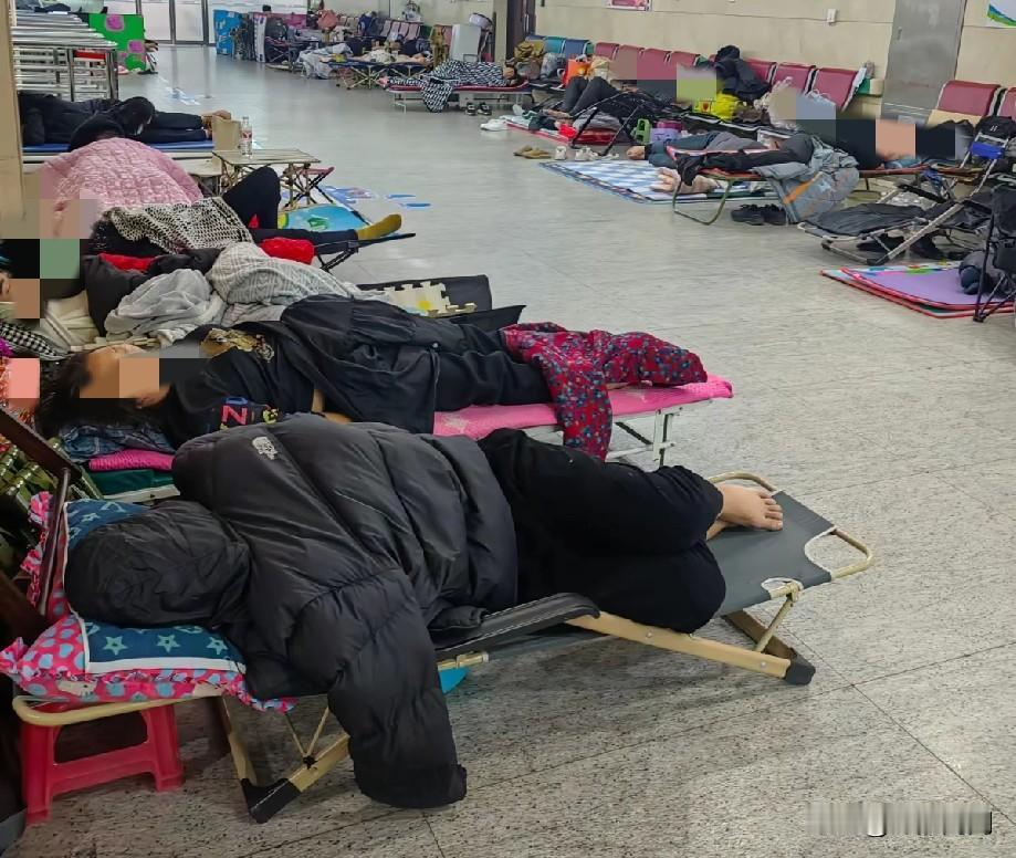 武汉这家医院的一纸通知，看得人鼻子发酸。
没别的，就是允许家属夜里在走廊铺垫子睡