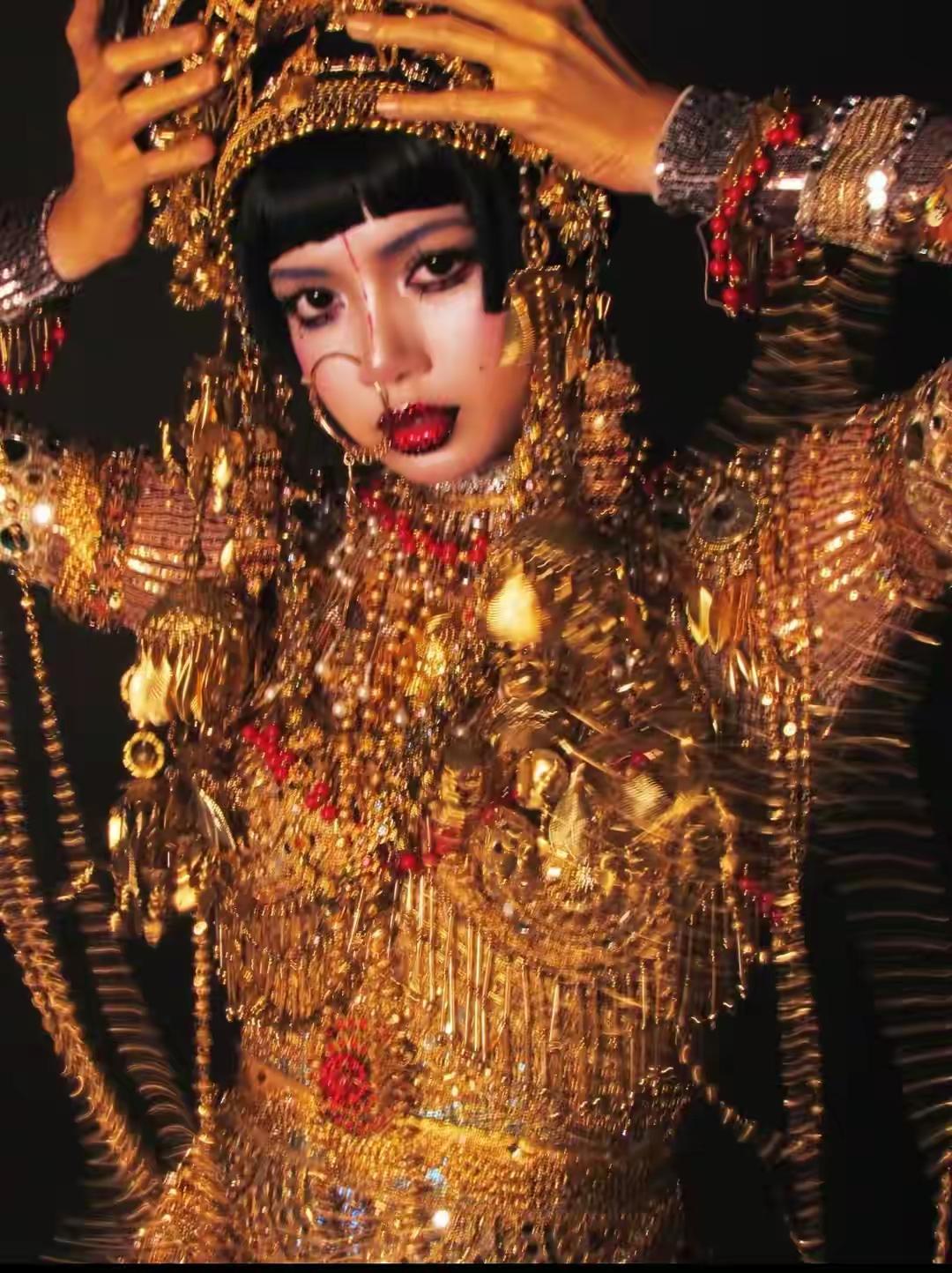 lisa这个造型怎么感觉有点埃及艳后的即视感