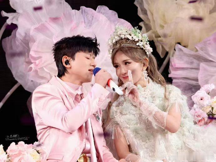 差点就听见张杰的声音了 张杰出场人声鼎沸 朋友看完演唱会跟我吐槽，说张杰出来的时