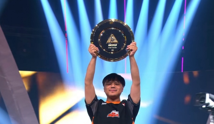 见证历史🏆36岁#Xiaohai卫冕EWC街霸6冠军# 奖金25万刀EWC电竞