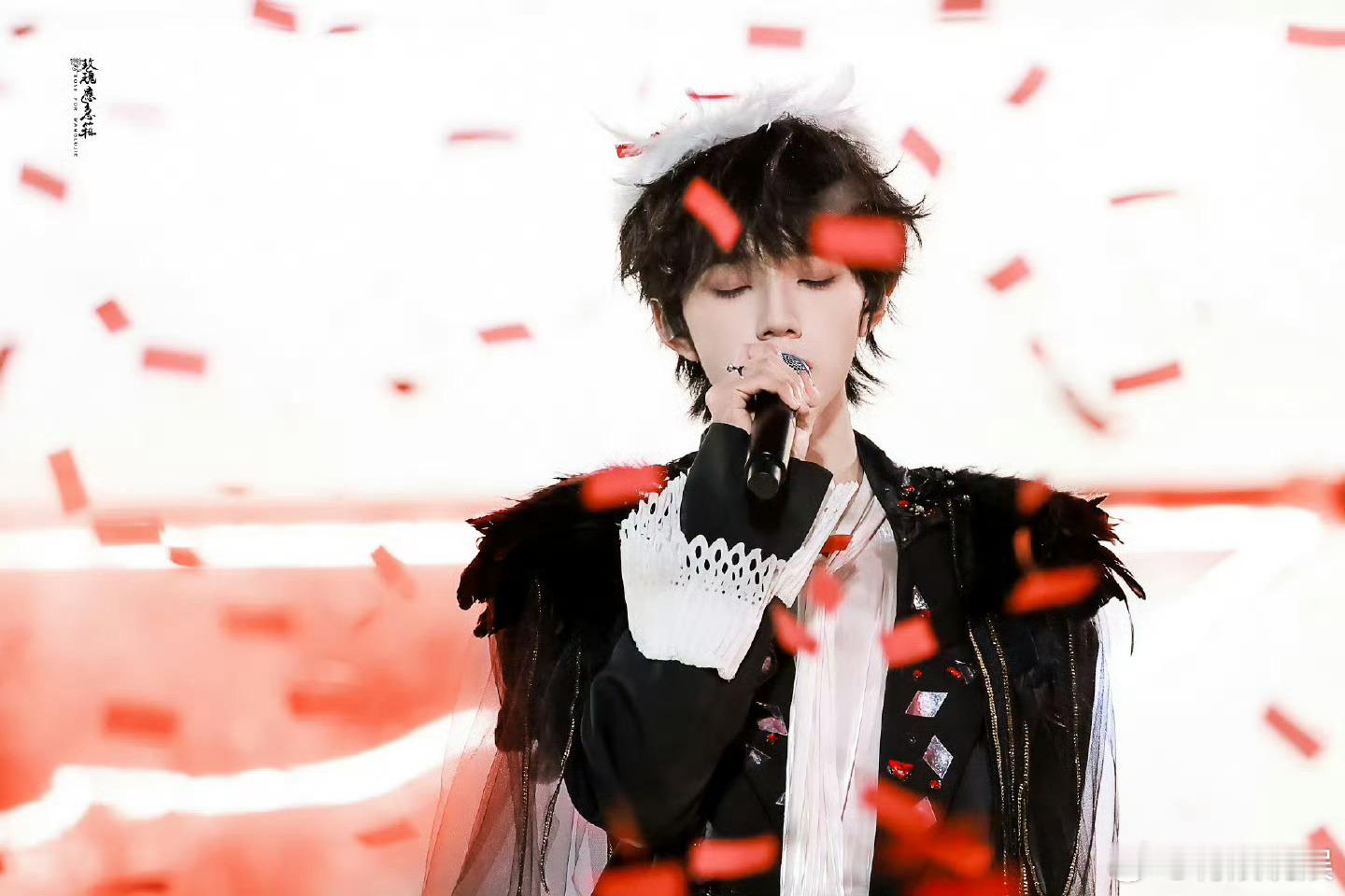 王橹杰新音舞台状态顶级建模脸！这是要帅成程度才肯罢休！ 