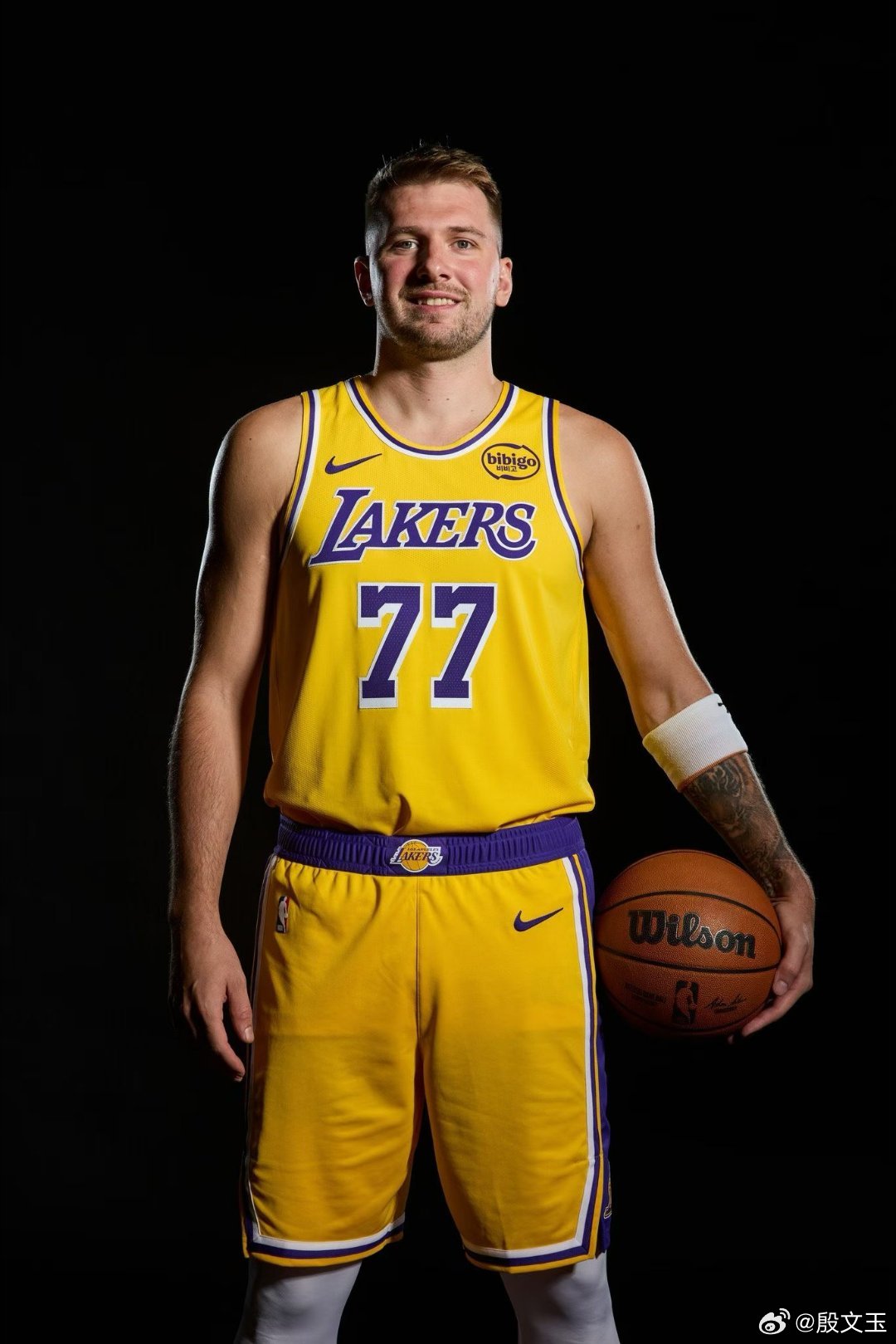 坏消息：东契奇左腿筋拉伤，常规赛报销。好消息：东契奇因为孩子出生缺席了两场，正在