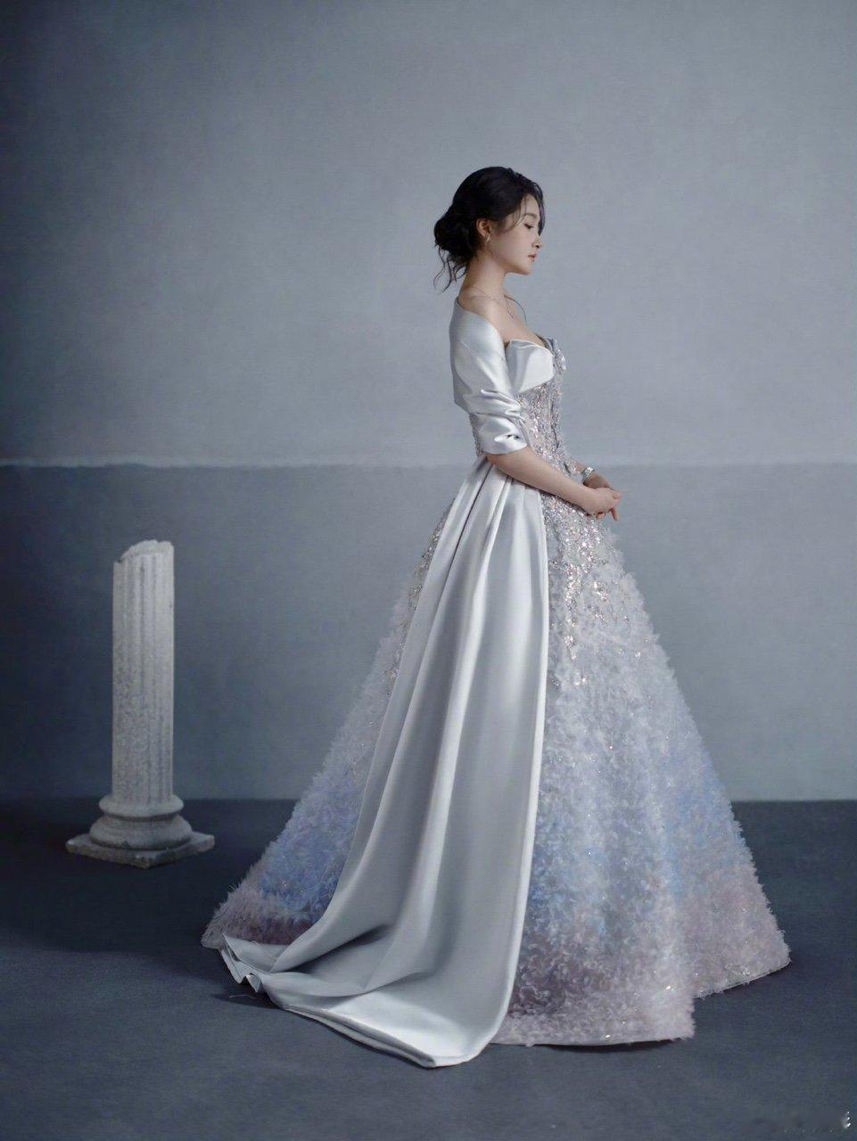 关晓彤王牌绸缎造型关晓彤王牌珠玉造型 好美的人配好美的裙子，整个人美的像珠宝 ​