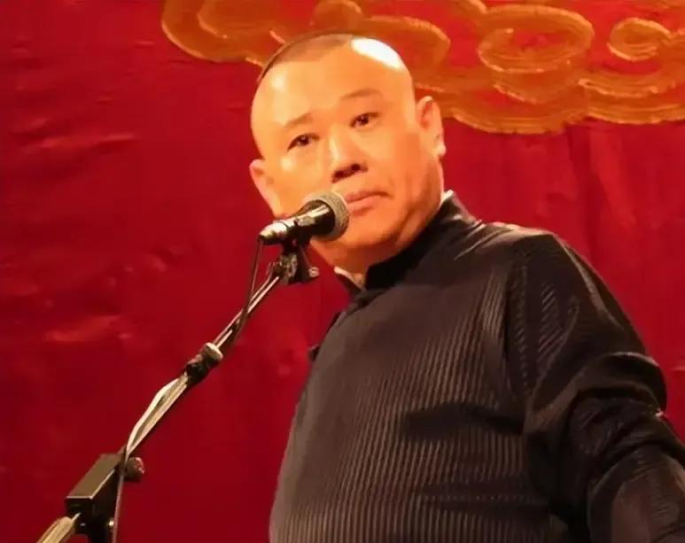 人真走了，他第一反应是举起话筒喊了声“欧耶”。
撕开德云社那层“宗师”的绸缎，里