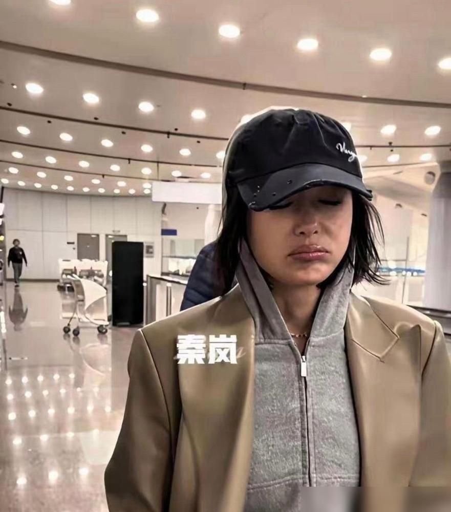 秦岚这次真的藏不住了！一张活动生图，直接把她多年“拥抱衰老”的宣言砸了个稀碎。