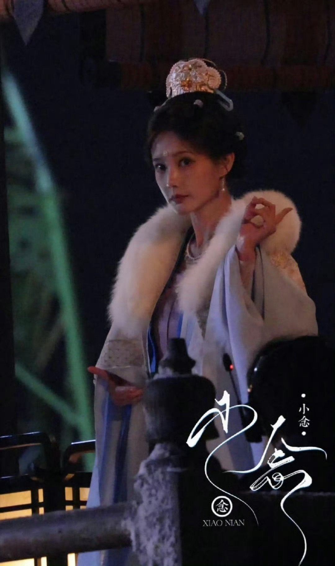 看李一桐便能感受到扑面而来的古风雅致。素色衣袍配珍珠发饰，清透妆容搭温婉神态，每