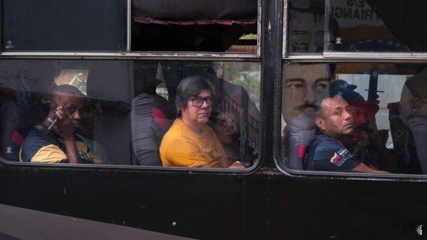 凤凰新闻【美媒：比起特朗普的动武威胁，委内瑞拉民众更害怕失控的通货膨胀】美国以“