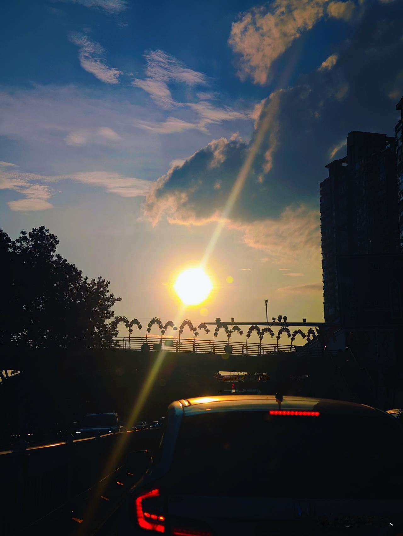 福建省漳州市北江滨路与钟法路交叉口，太阳正好落在网红天桥——飘带天桥（彩虹桥）上