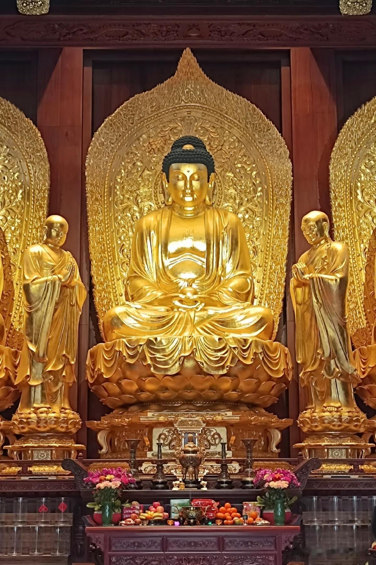 一尊金身悟半生，繁华落尽是心安
 
踏进禅院，望见释迦金身端坐莲台，迦叶阿难左右