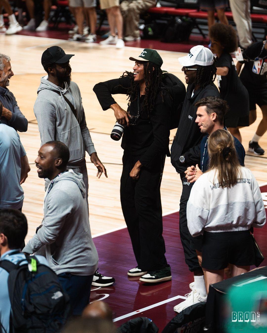 依旧套装嘴！！失踪人口近日短暂回归#金州勇士[超话]##篮球热力一夏# ​​​