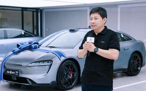 前段时间余承东职务变动，很多人都有疑问：要退居二线了吗？
其实并没有，他还在亲力