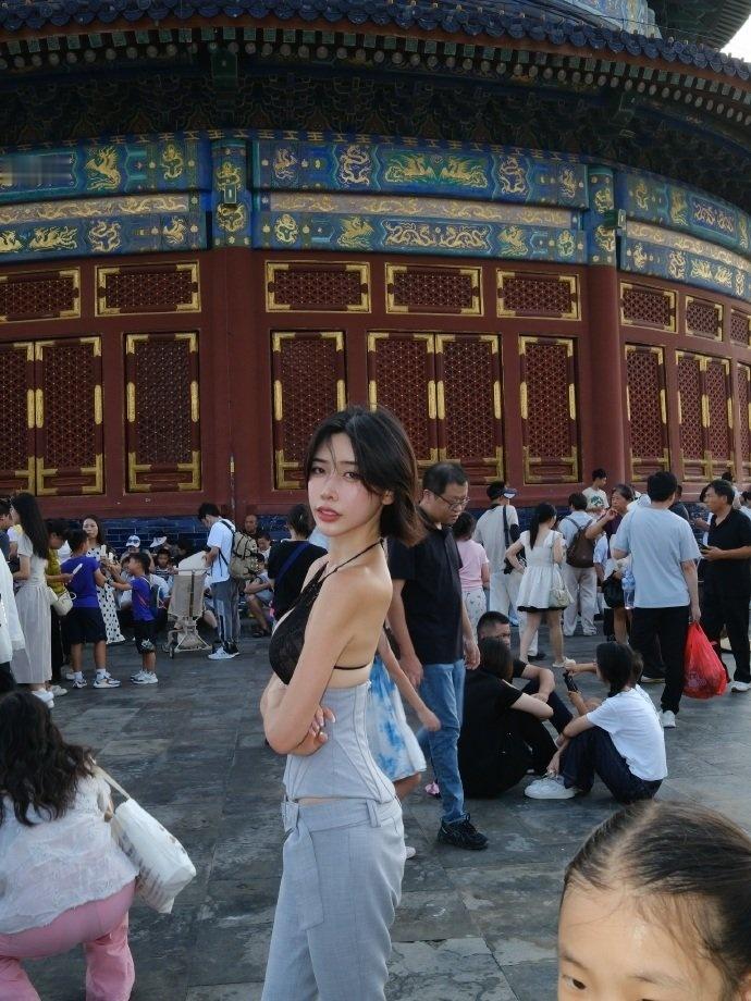 台湾女网红衣着清凉在故宫拍照，引发部分网友不满 ​​​