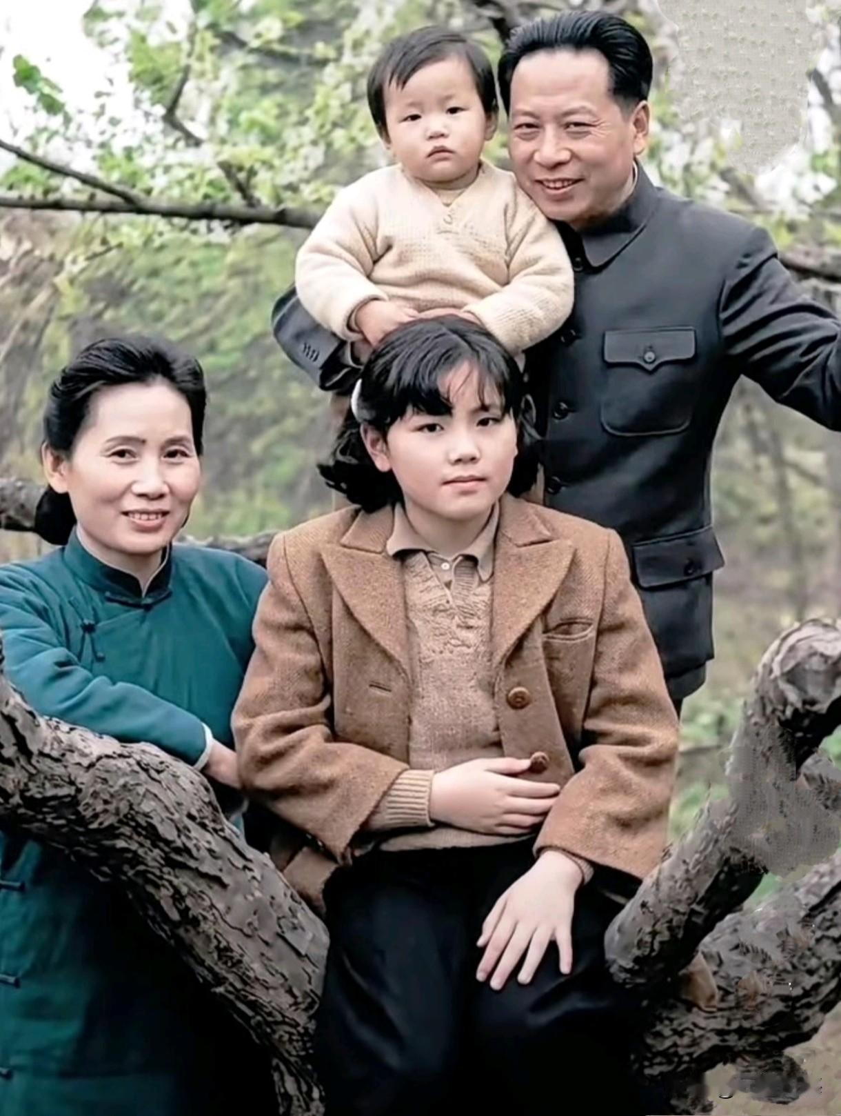 这张照片，是叶挺将军一家四口留在人间的最后一张全家福。

1946年4月7日，重
