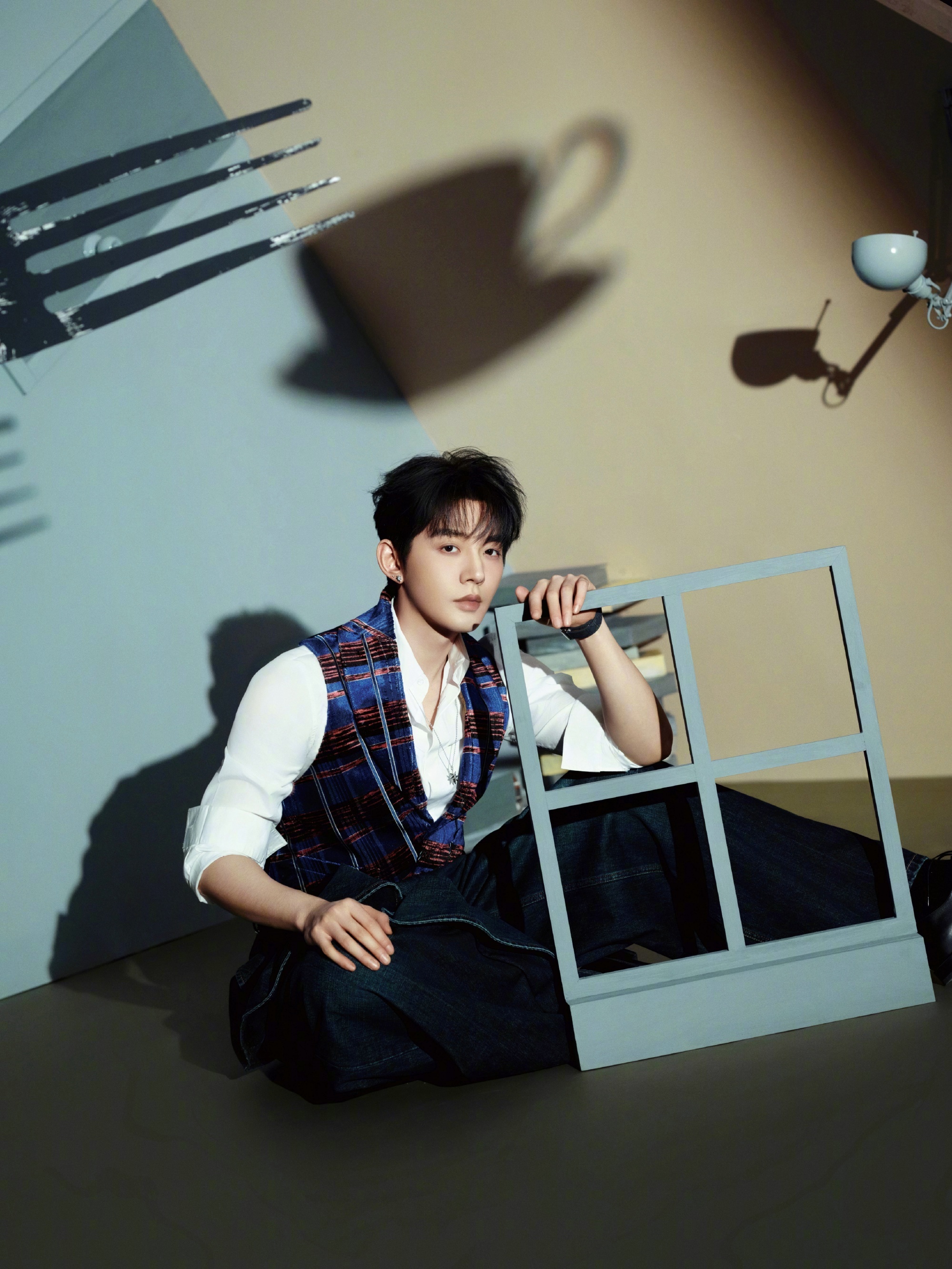 邓为亮相微博之夜红毯，身着Dior定制条纹马甲，搭配纯白衬衫与经典牛仔裤，以撞色